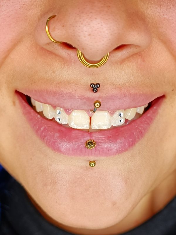 Chica sonriendo con tooth gems