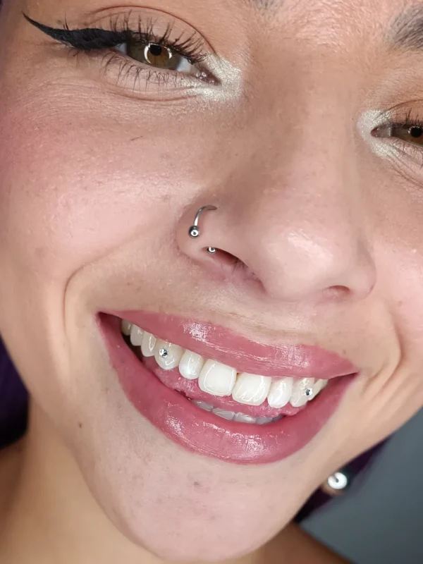 una chica con tooth gems