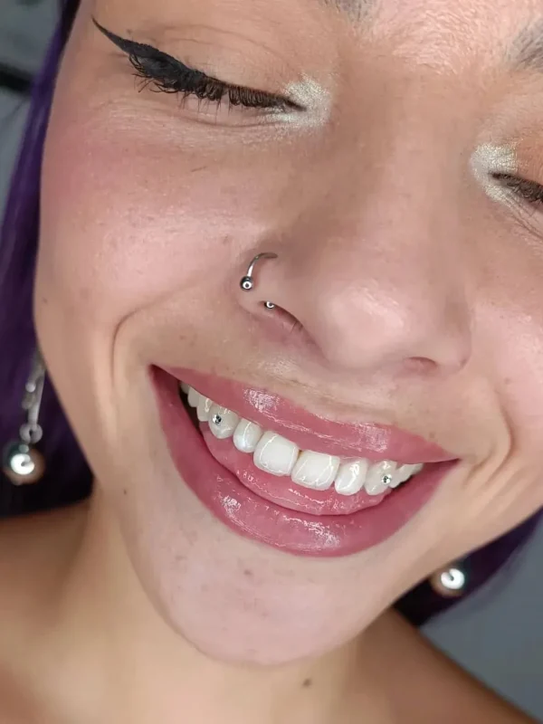 chica con tooth gems