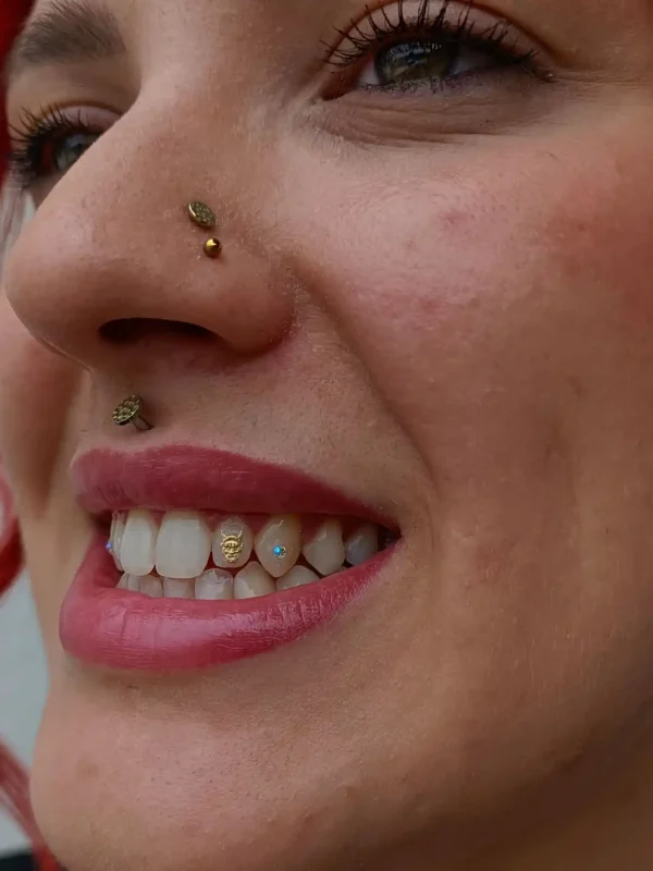 chicas con tooth gem