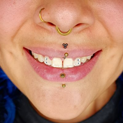 Chica sonriendo con tooth gems