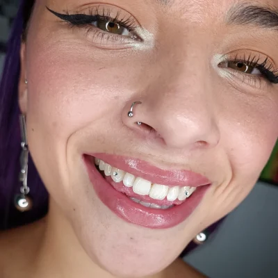 una chica con tooth gems